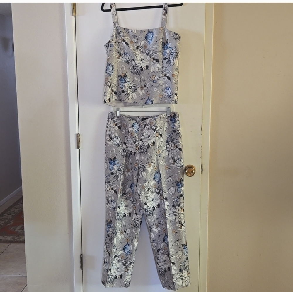 Dana Buchman 100 Percent Silk Blue and White Floral Top And Pants Set - Picture 3 of 13